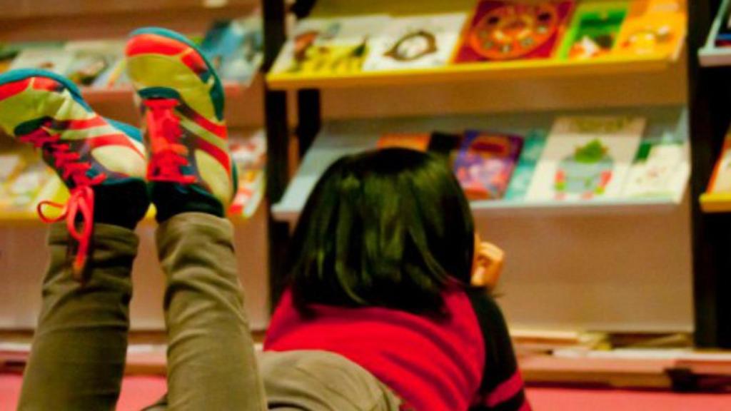 Un niño en el Salón del Libro Infantil y Juvenil.