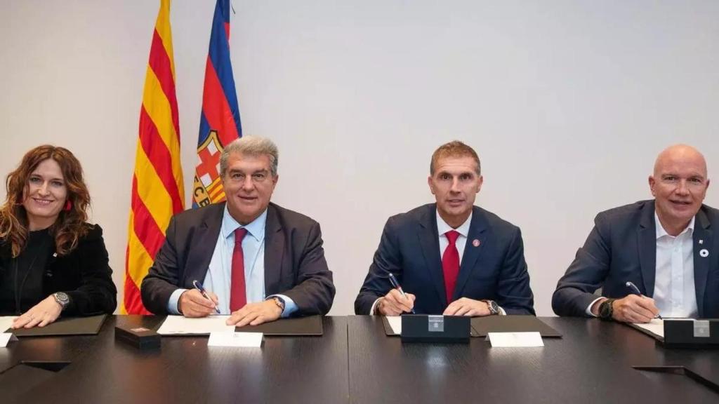 El presidente del FC Barcelona, Joan Laporta, y el presidente del Girona, Delfi Geli, firmando el acuerdo con la Generalitat.