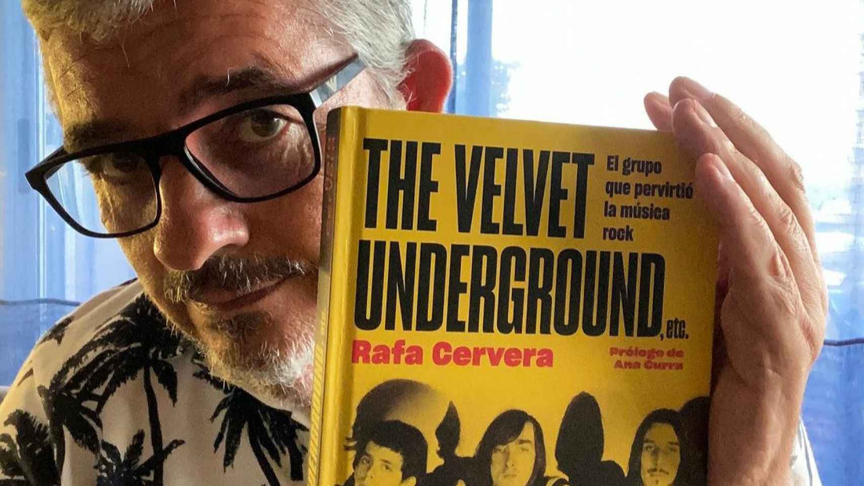 Rafa Cervera sostiene un ejemplar de su libro 'The Velvet Underground, etc' (Libros Cúpula)