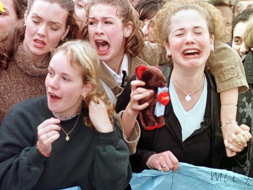 Las fans de Guillermo de Inglaterra enloquecen en un evento de 1997.