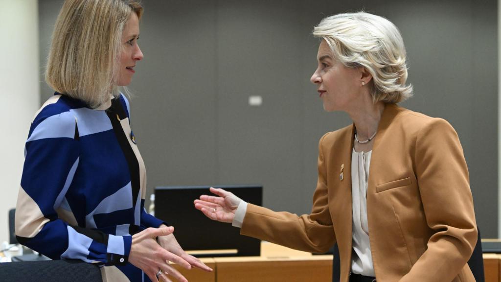 La presidenta de la Comisión, Ursula von der Leyen, conversa con la primera ministra de Estonia, Kaja Kallas, durante la cumbre con los Balcanes de este miércoles en Bruselas