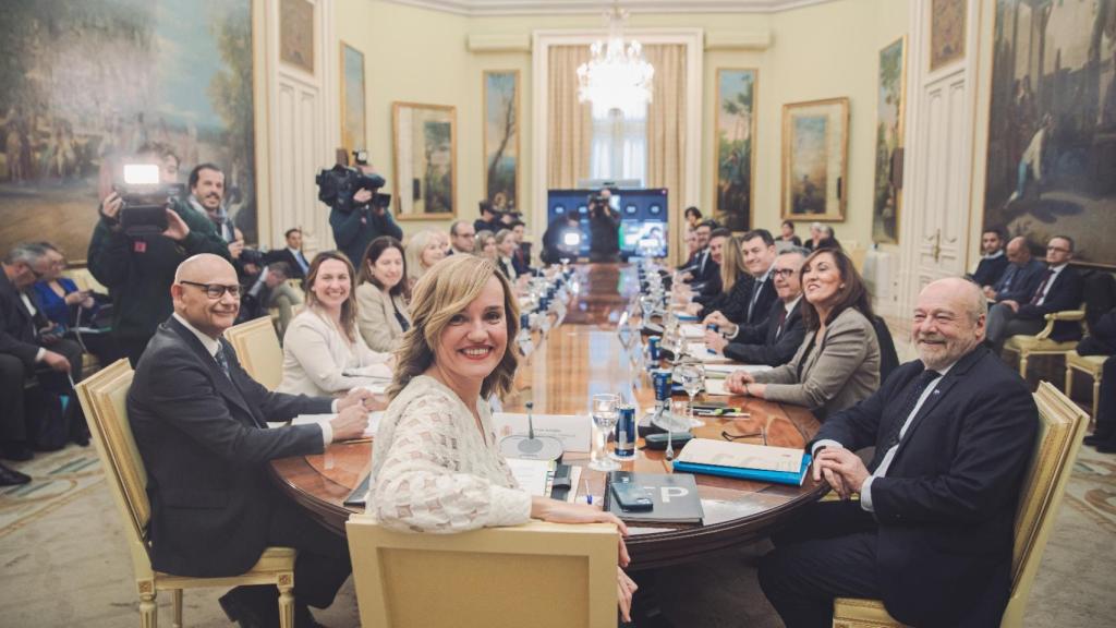 La ministra de Educación, Formación Profesional y Deportes, Pilar Alegría, ha anunciado hoy la celebración de una reunión en enero con las comunidades autónomas para regular el uso de los teléfonos móviles en los centros educativos.