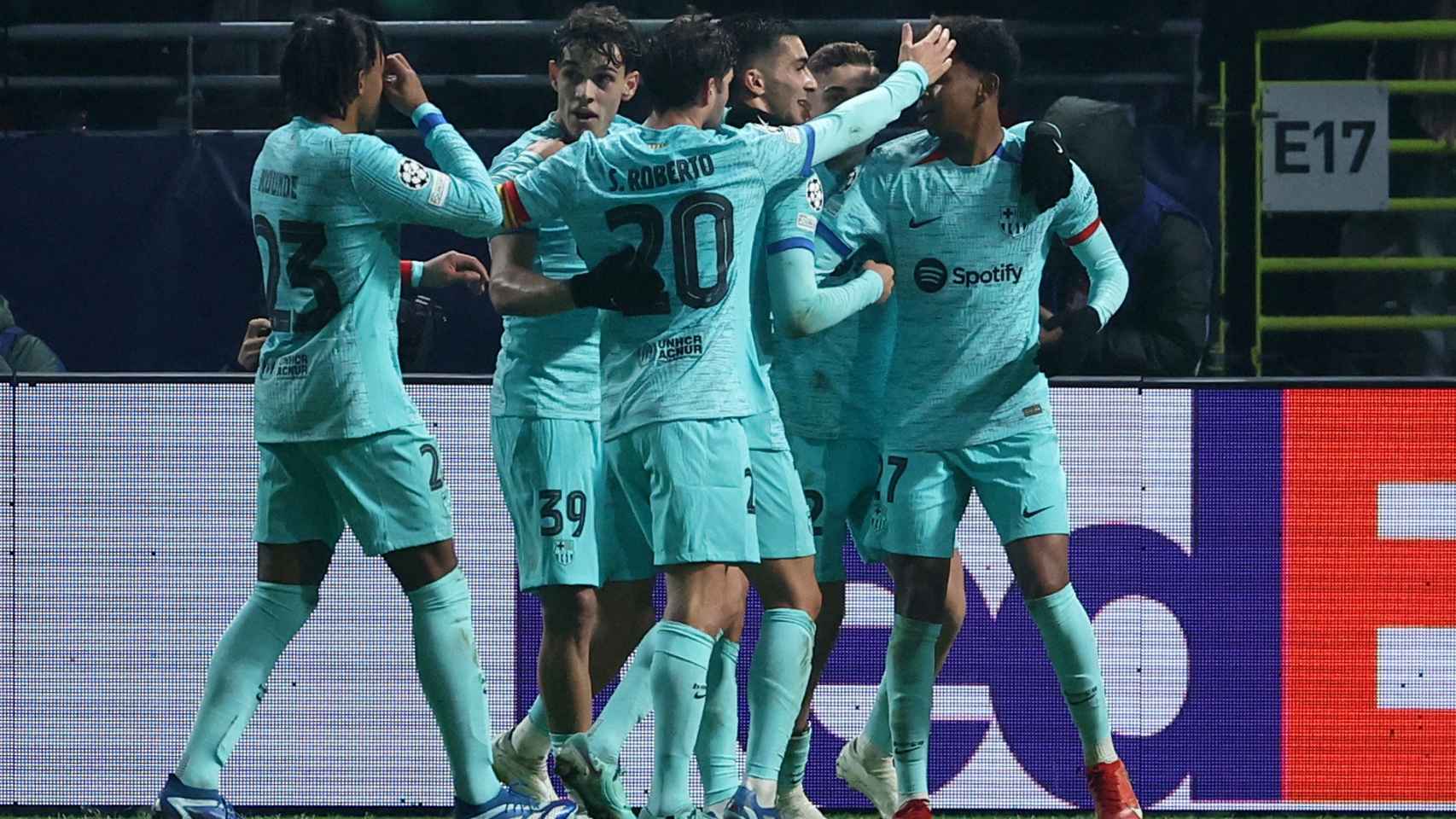 Ferran Torres es felicitado por sus compañeros tras el gol del empate para el Barcelona.