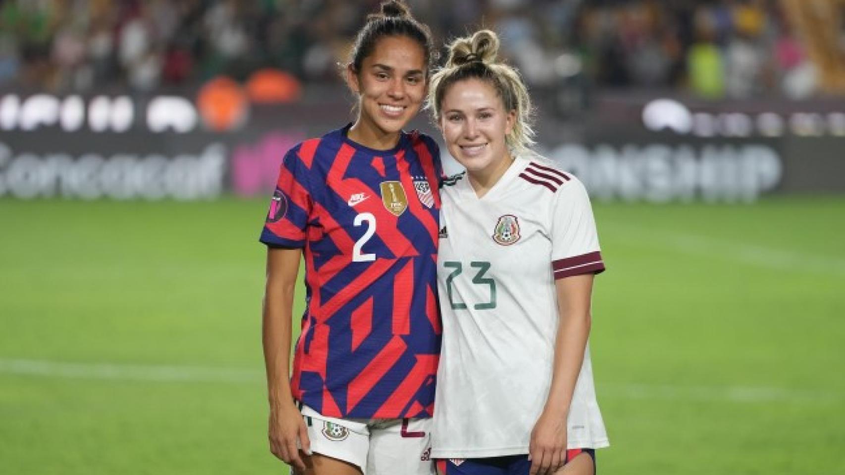 Jugadoras con las camisetas de Estados Unidos y México.