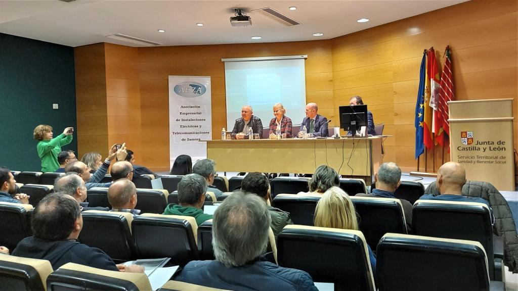 La delegada territorial de la Junta en Zamora, Leticia García Sánchez, el presidente de AEZA, Javier Hernández, y el delegado de Iberdrola en Castilla y León, Miguel Calvo, en la presentación de la jornada