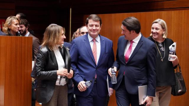 El presidente de la Junta, Alfonso Fernández Mañueco, junto a los consejeros de Educación, de Medio Ambiente y de Familia, Rocío Lucas, Juan Carlos Suárez Quiñones e Isabel Blanco, durante el Pleno de las Cortes de Castilla y León