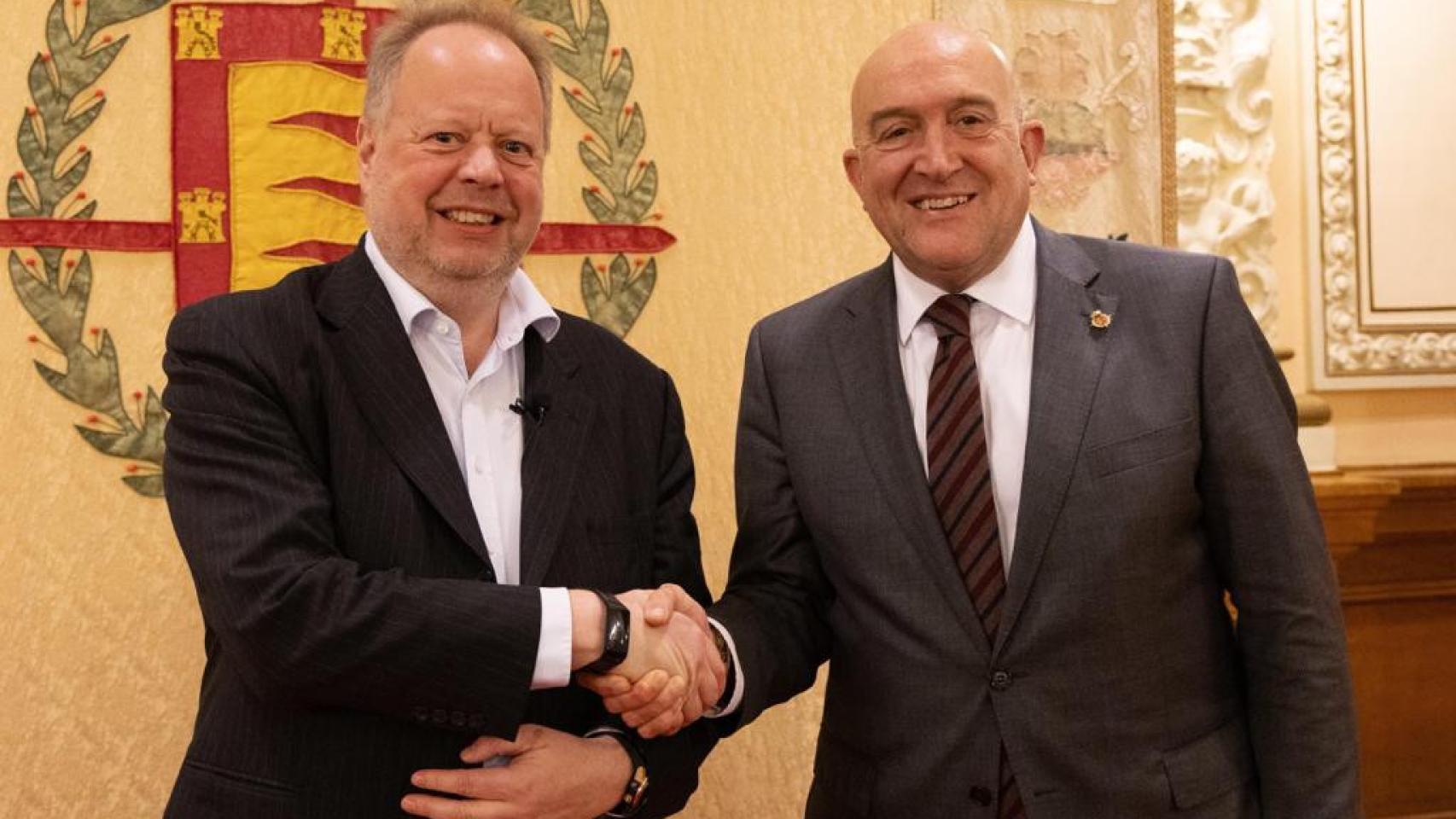 El presidente de Inobat, Andy Palmer, y el alcalde de Valladolid, Jesús Julio Carnero, tras la reunión mantenida