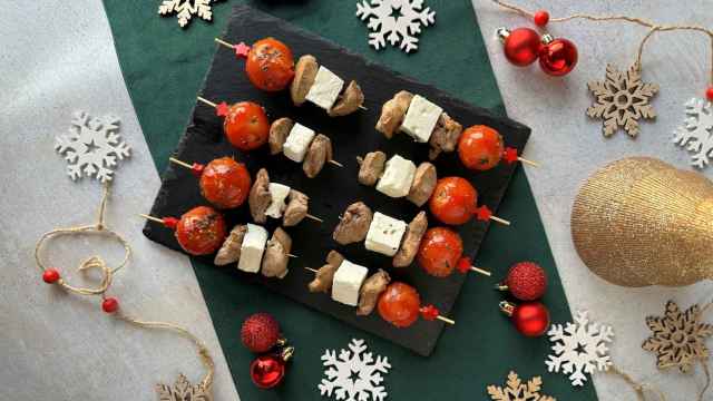 Brochetas de cordero con feta y tomates cherry, la receta que sugiere @albitrips para esta Navidad