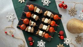 Brochetas de cordero con feta y tomates cherry, la receta que sugiere @albitrips para esta Navidad