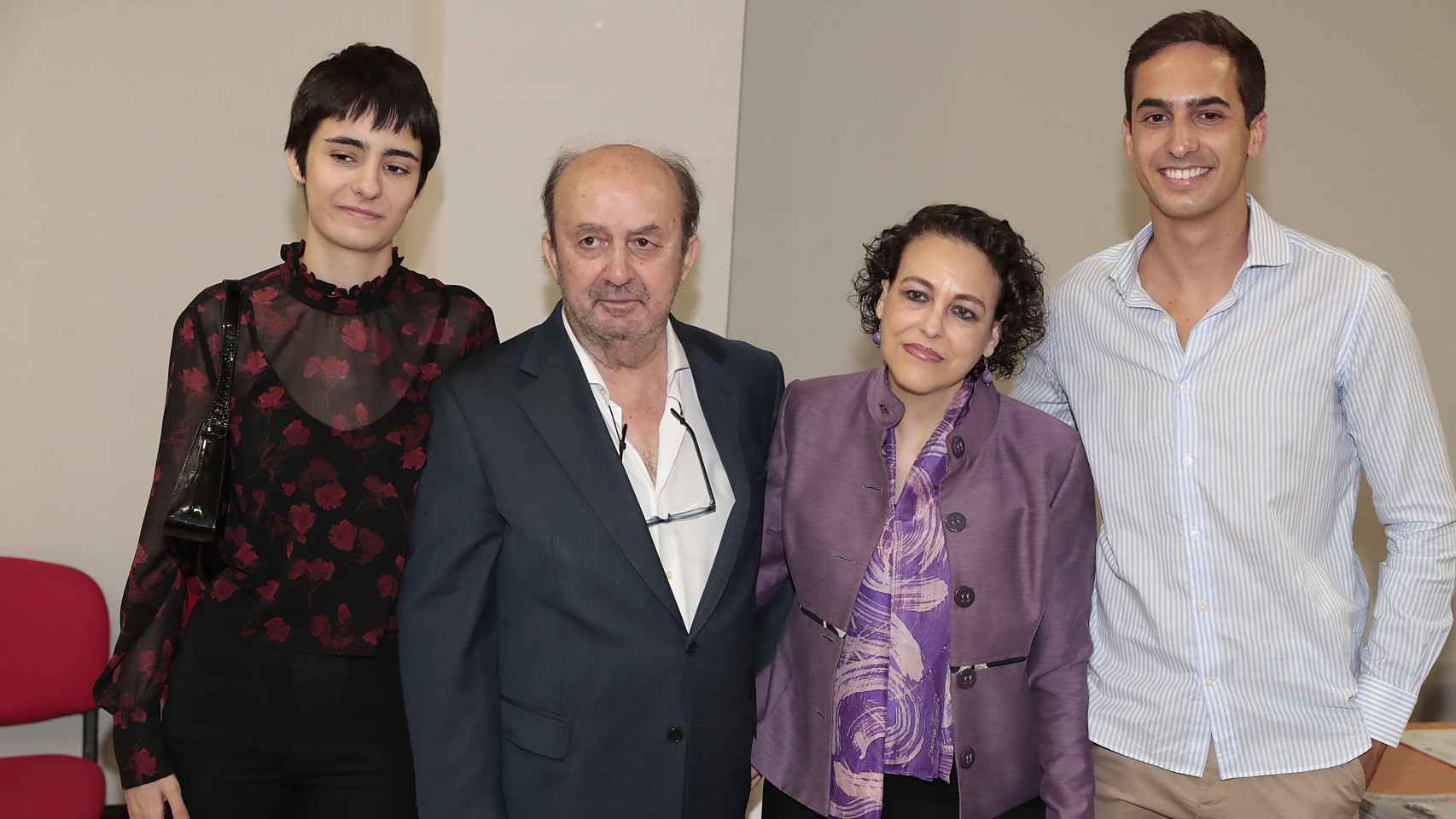 Lorenzo Díaz junto a su pareja, Magdalena Valerio, y sus hijos Berta y Lorenzo.