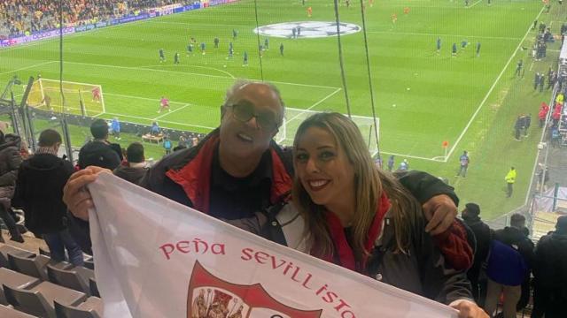 Unos aficionados del Sevilla, dentro del estadio Bollaert-Delelis de Lens.