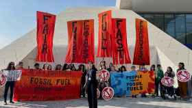 Activistas climáticos protestan tras publicar el borrador del acuerdo de negociación en la COP28 en Dubai.