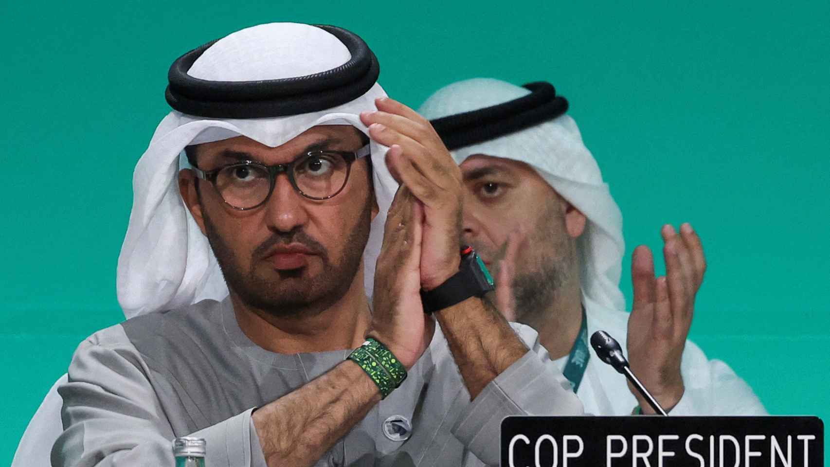 El presidente de la COP28, Sultan Ahmed Al Jaber aplaude en la última sesión plenaria de la COP28.