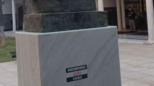 El busto de Blas Infante del Parlamento andaluz con la pegatina islamofóbica pegada.