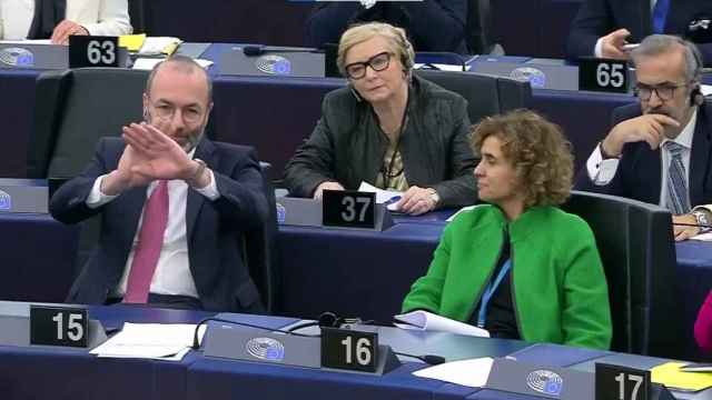 Manfred Weber, junto a Dolors Montserrat, gesticula frente a Pedro Sánchez en el Parlamento Europeo.