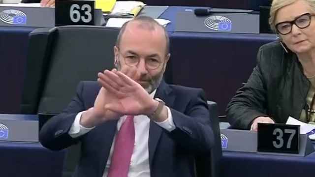 Weber gesticula frente a Sánchez en el Parlamento Europeo como 'dándole puerta', tras su enfrentamiento dialéctico.