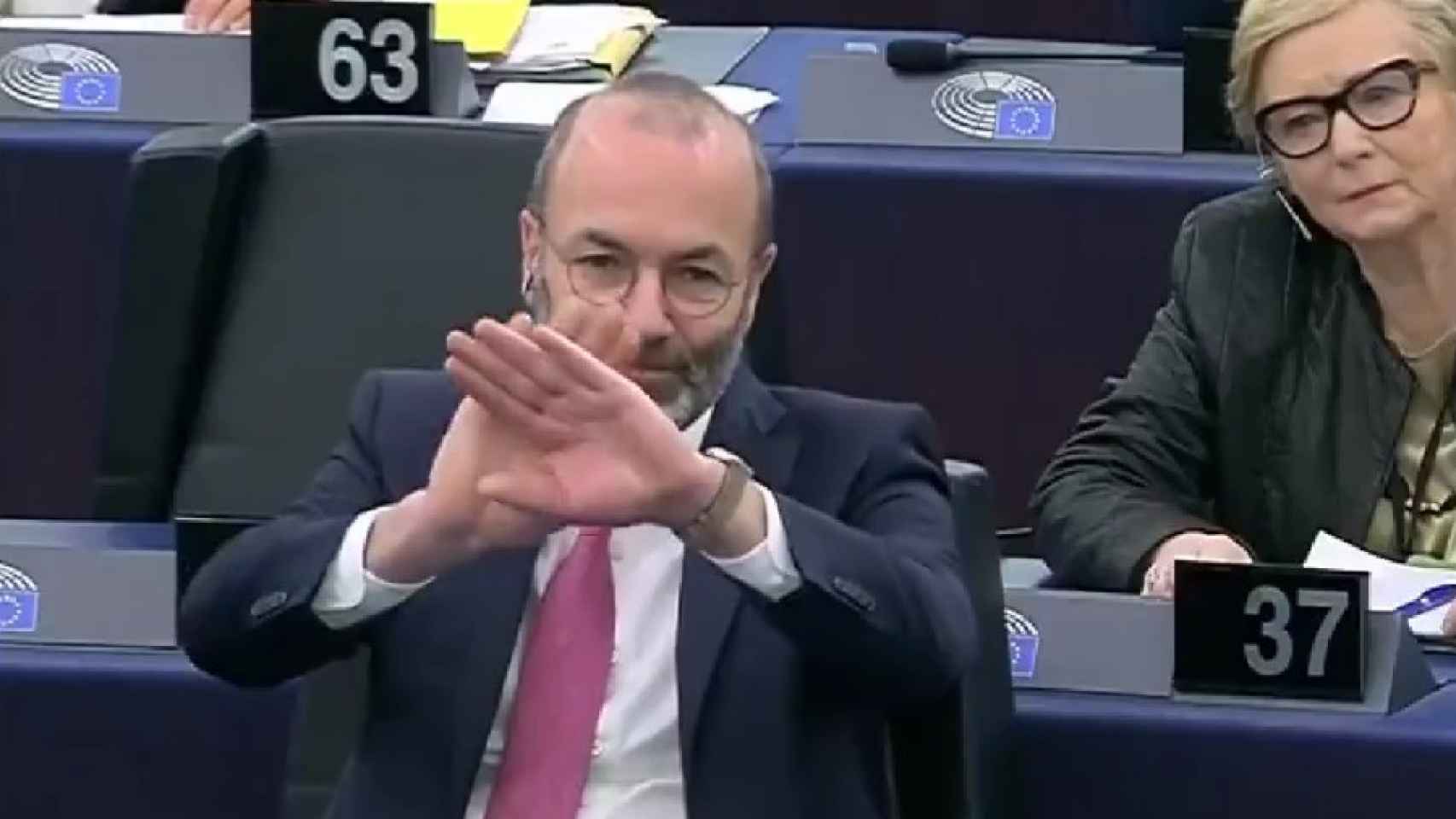 Manfred Weber, líder del PPE, gesticula frente a Pedro Sánchez en el Parlamento Europeo.