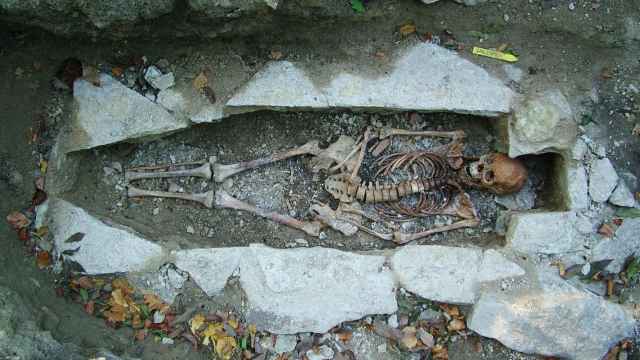 La tumba de una mujer vikinga hallada en el yacimiento de Varnhem.