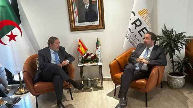El embajador de España, Fernando Morán y el presidente del Consejo de Renovación Económica de Argelia (CREA), Kamal Mouli