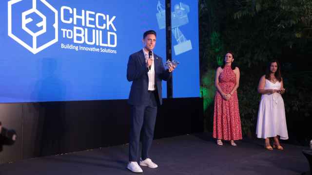 Alejandro Ruiz, fundador de Checktobuild, durante la entrega de un premio a la startup.