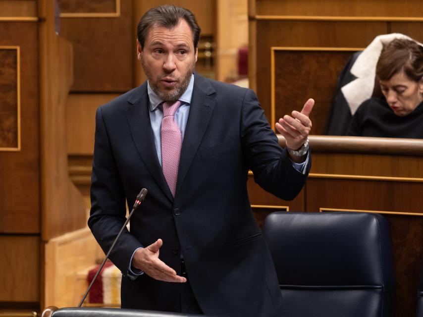El ministro de Transportes y Movilidad Sostenible, Óscar Puente, interviene durante una sesión de control al Gobierno, en el Congreso de los Diputados, a 13 de diciembre de 2023