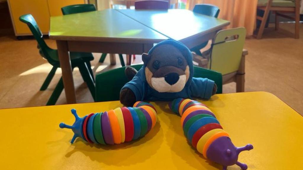 Una de las nutrias repartidas en los colegios del municipio.