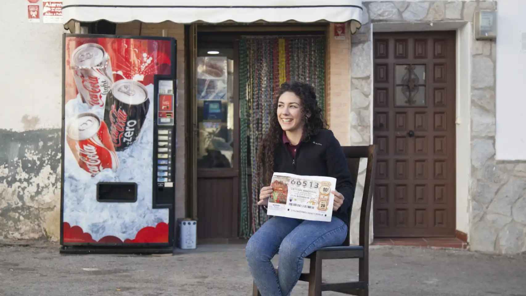 Una mujer posa con el número que le dio 400.000 euros, en una fotografía realizada en Brea de Tajo en 2016 tras el Sorteo.