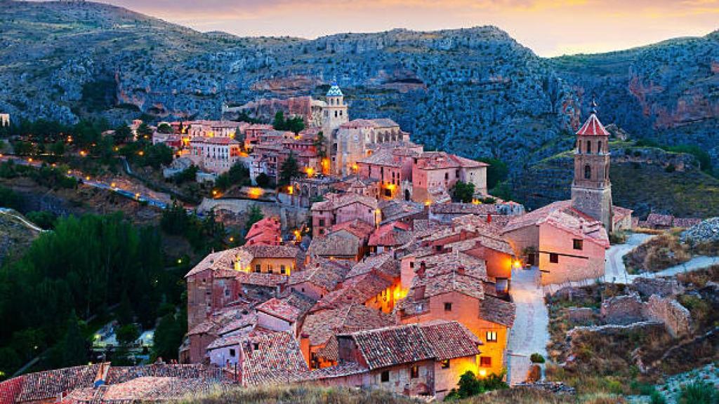 Imagen nocturna de Albarracín