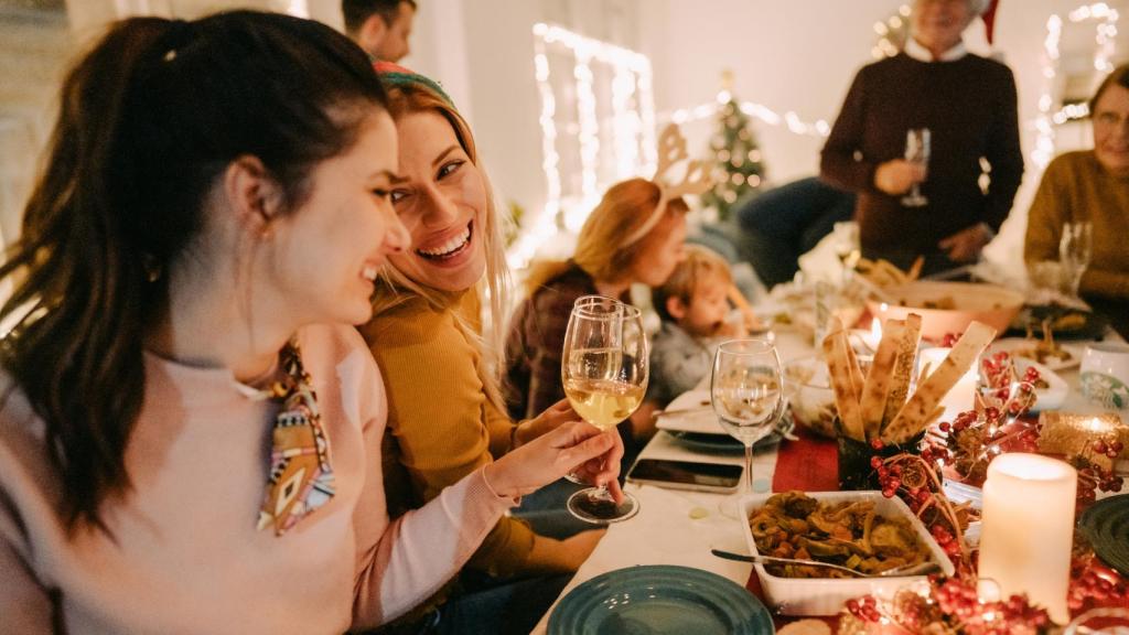 Una familia en la cena de Navidad.