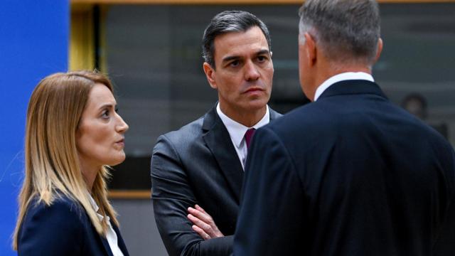 El presidente del Gobierno, Pedro Sánchez, y la presidenta de la Eurocámara, Roberta Metsola, durante la última reunión del Consejo Europeo