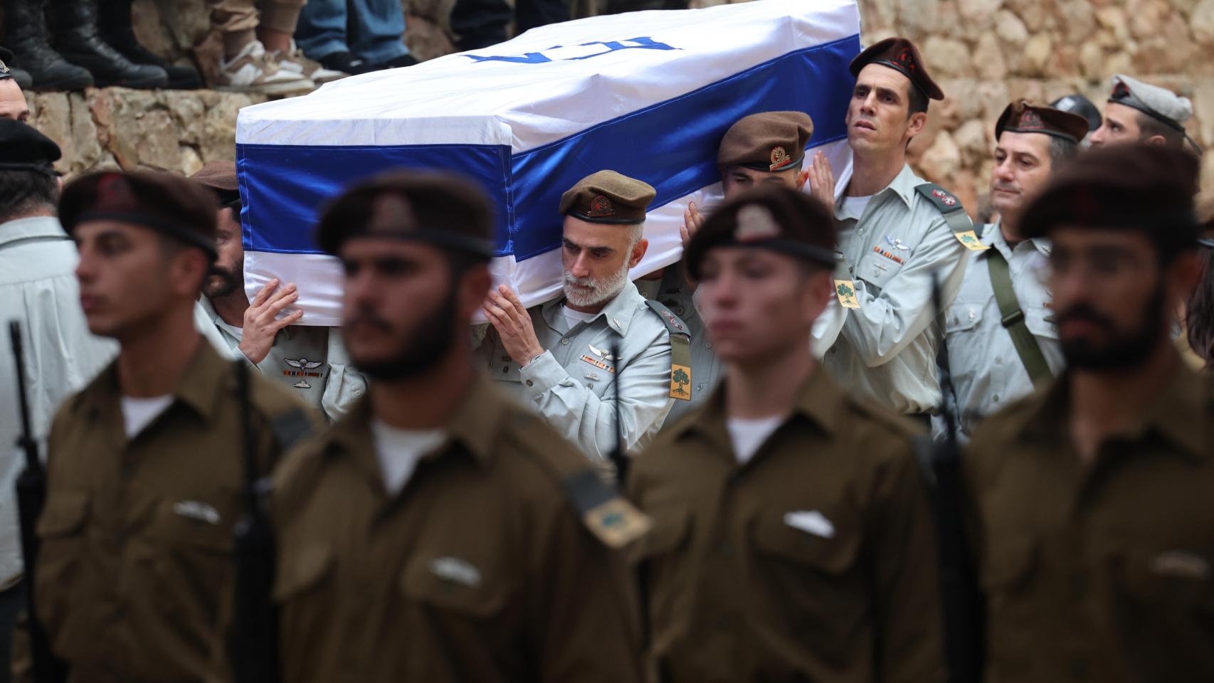 Varios soldados israelíes portan el féretro de un teniente coronel de las FDI asesinado este miércoles.