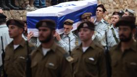 Varios soldados israelíes portan el féretro de un teniente coronel de las FDI asesinado este miércoles.