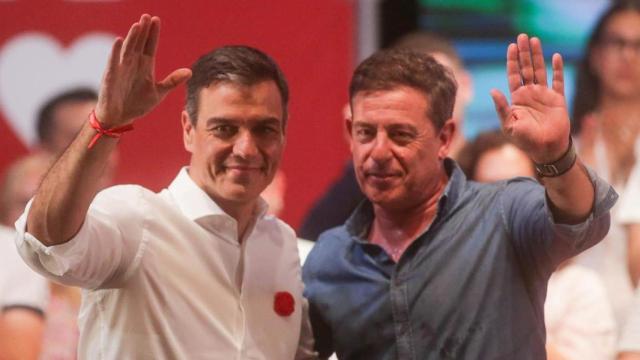 El presidente del Gobierno, Pedro Sánchez, y el candidato del PSdeG a la Xunta, José Ramón Gómez Besteiro.