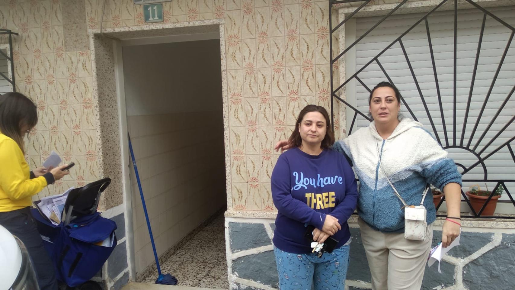 Lidia Ruiz, de 38 años, y Sara Más, de 34 años, este miércoles, posando en el portal en el que socorrieron a dos hermanas del ataque de su propio perro en el Barrio de los Barreros de Cartagena.