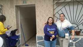 Lidia Ruiz, de 38 años, y Sara Más, de 34 años, este miércoles, posando en el portal en el que socorrieron a dos hermanas del ataque de su propio perro en el Barrio de los Barreros de Cartagena.