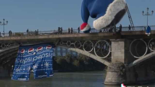 Pepsi le pone unos calzoncillos gigantes al puente de Triana en su nueva campaña grabada en Sevilla
