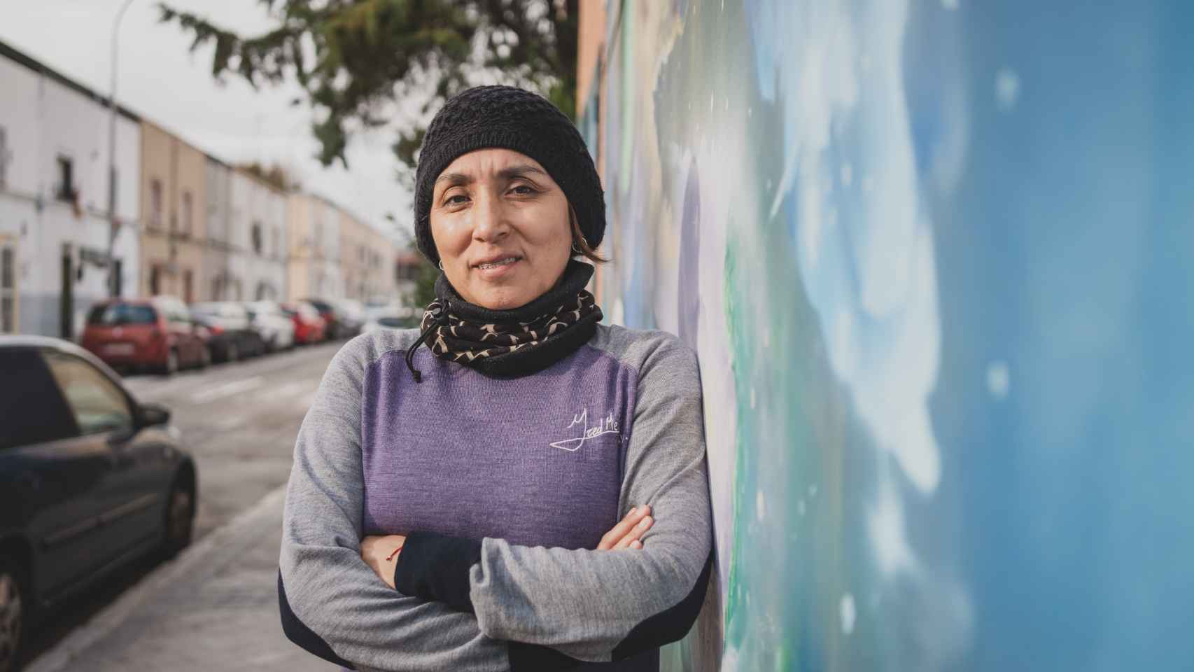 Melissa Lavi posa junto al mural de la entrada de Espacio Mujer Madrid (EMMA).