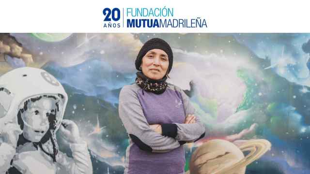 Melissa Lavi posa con el mural de la fachada de Espacio Mujer Madrid (EMMA) a sus espaldas.