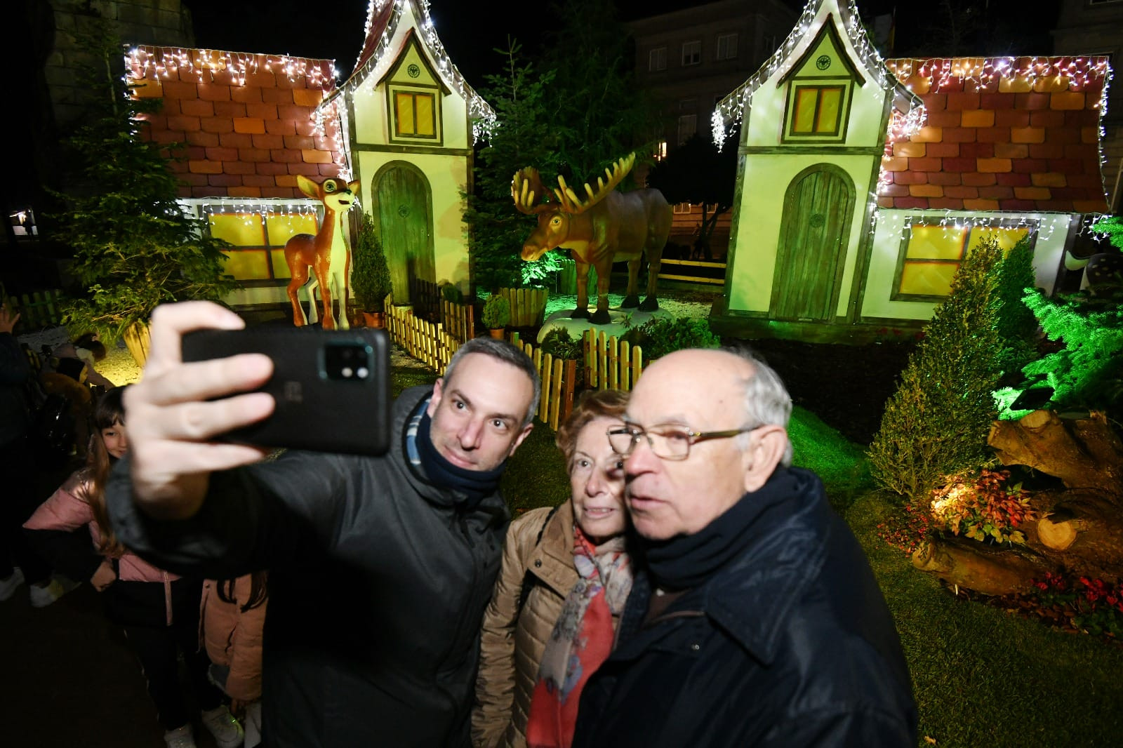 A la izquierda, tres ciudadanos se fotografían con parte de la decoración, a la derecha, Lores visita el mercado navideño. Foto: Concello de Pontevedra