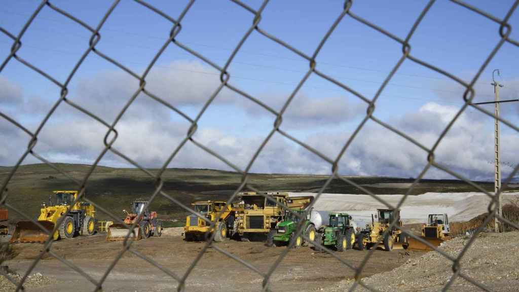 Maquinaria pesada en la mina de Penouta, a 2 de diciembre de 2023.