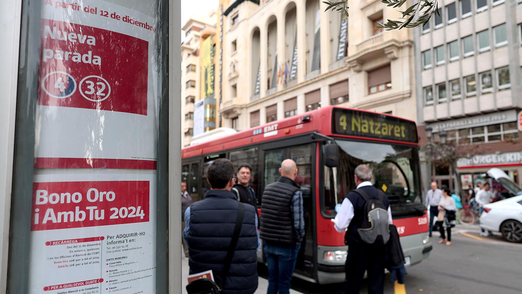 Un autobús de la EMT en el centro de Valencia. EE