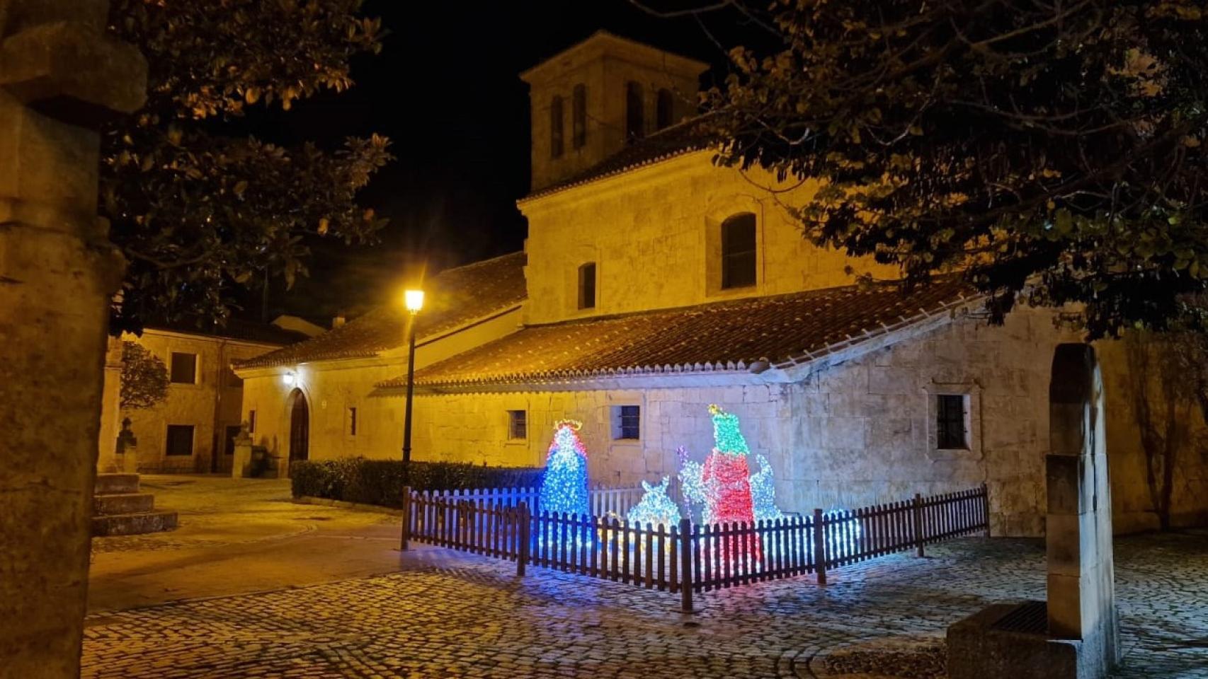 El Belén iluminado en el atrio de la iglesia de Villamayor