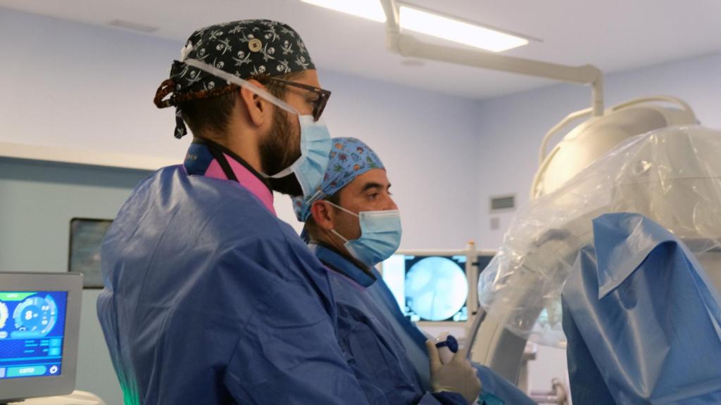 Un instante en la aplicación de la innovadora técnica de Láser Holmium para tratar la hiperplasia benigna de próstata, que sólo realiza IMED en la provincia de Alicante.
