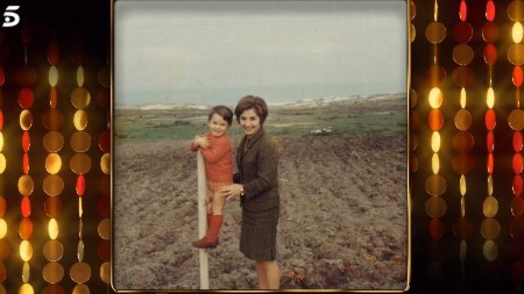 Jesús Vázquez junto a su madre de pequeño.