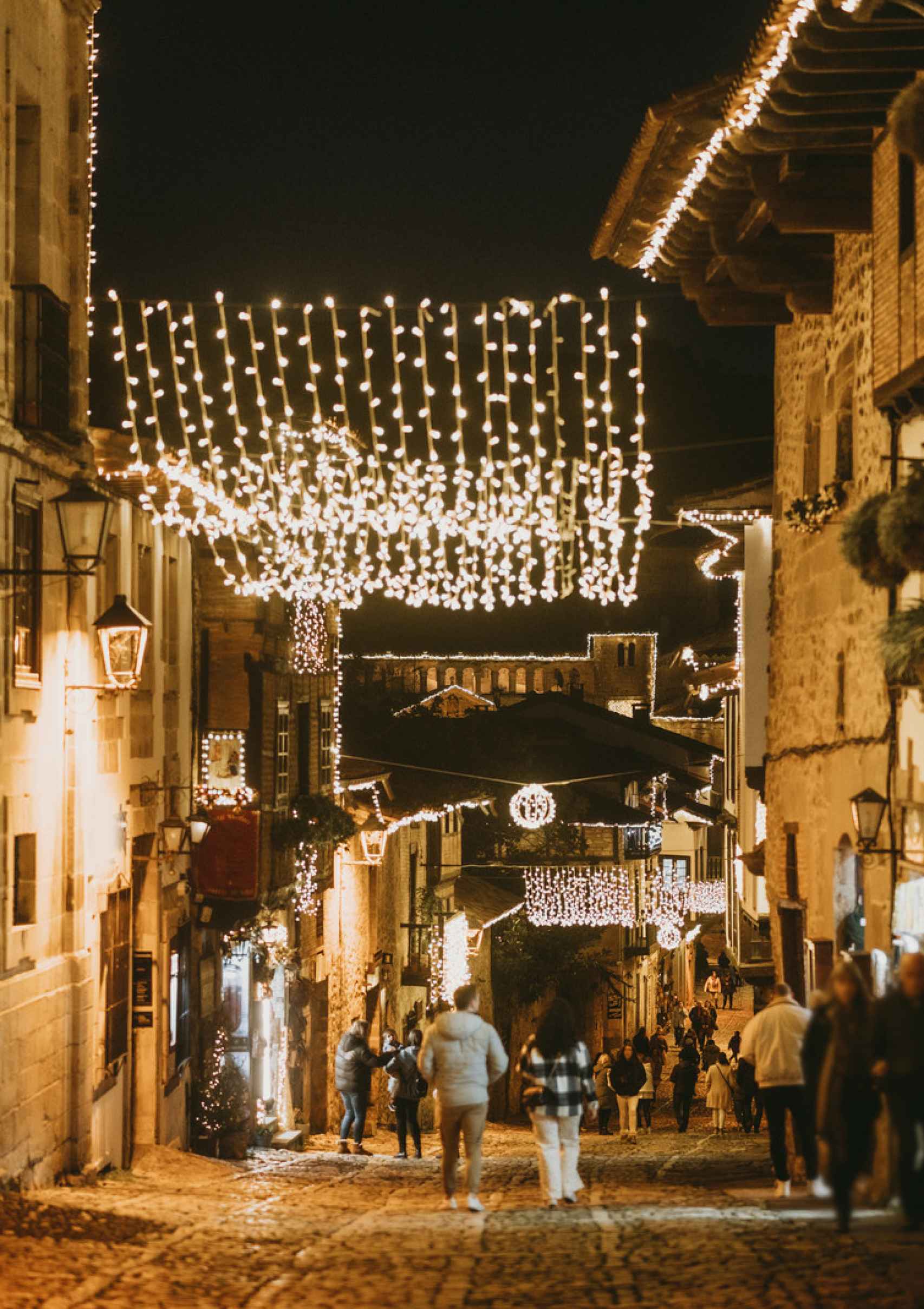 Las calles de Santillana del Mar iluminadas con más de 400 mil bombillas.