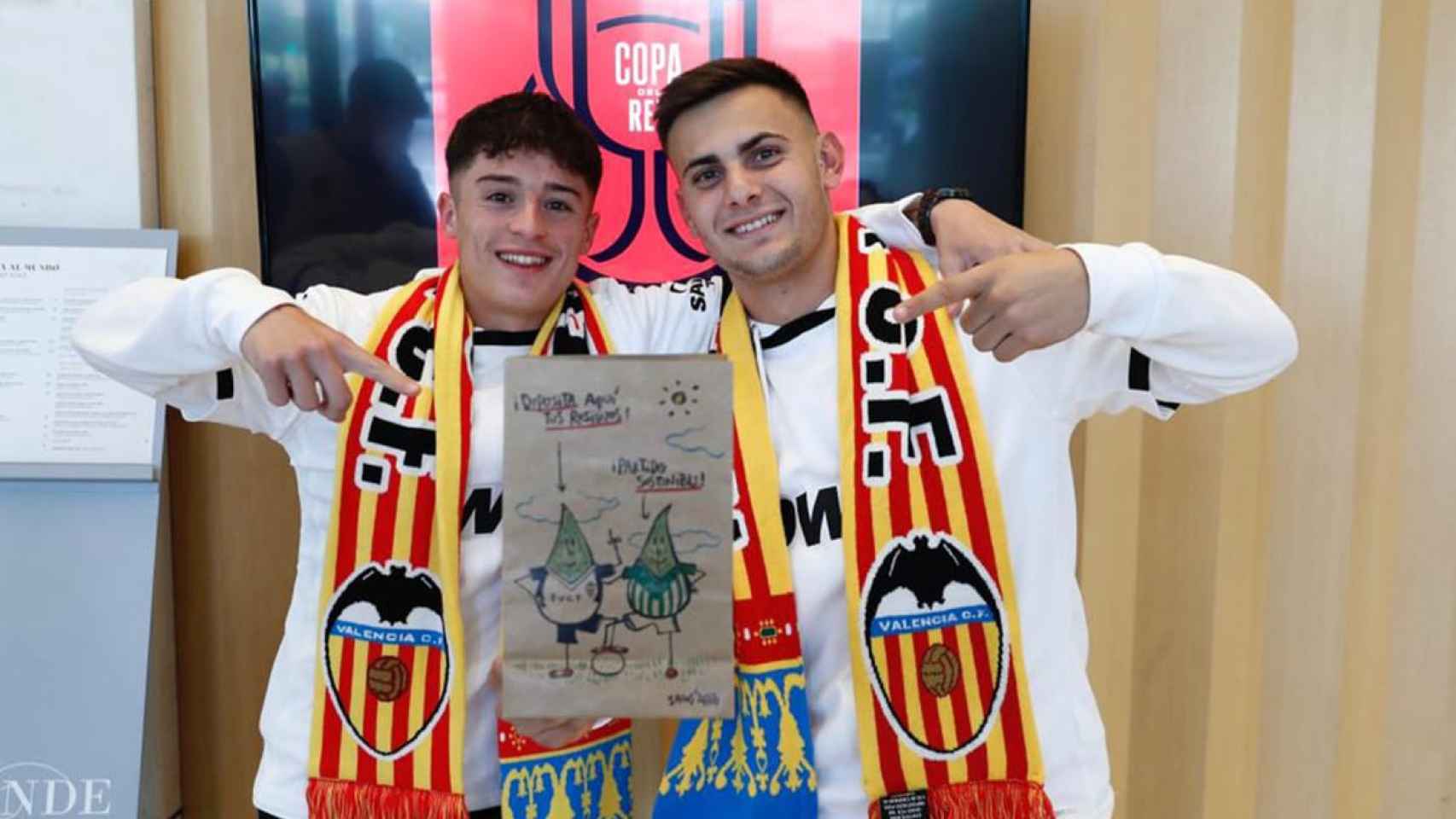 Dos aficionados del Valencia, en la final de 2022, con su bolsa de reciclaje
