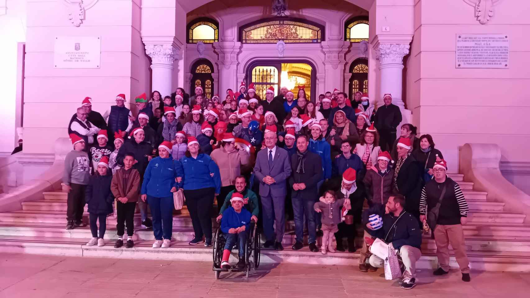 El alcalde de Málaga salió a hacerse una foto con el grupo.