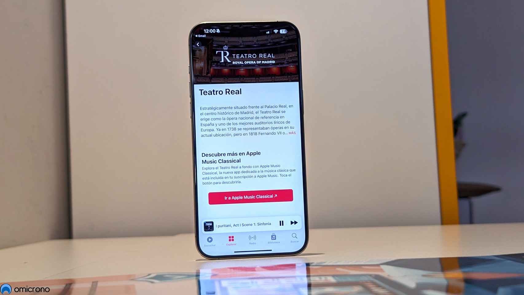 iPhone en la página del Teatro Real en Apple Music Classical.