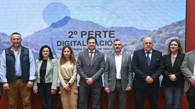 Foto de familia de los representantes de la Diputación de Ciudad Real, Aqualia y Emaser.