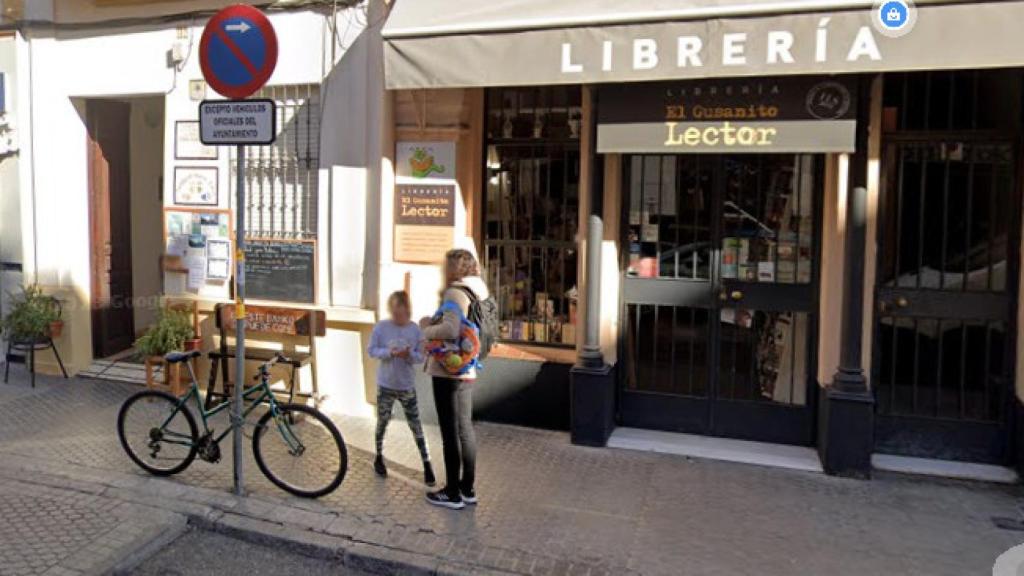 Cierra la librería 'El gusanito lector'.